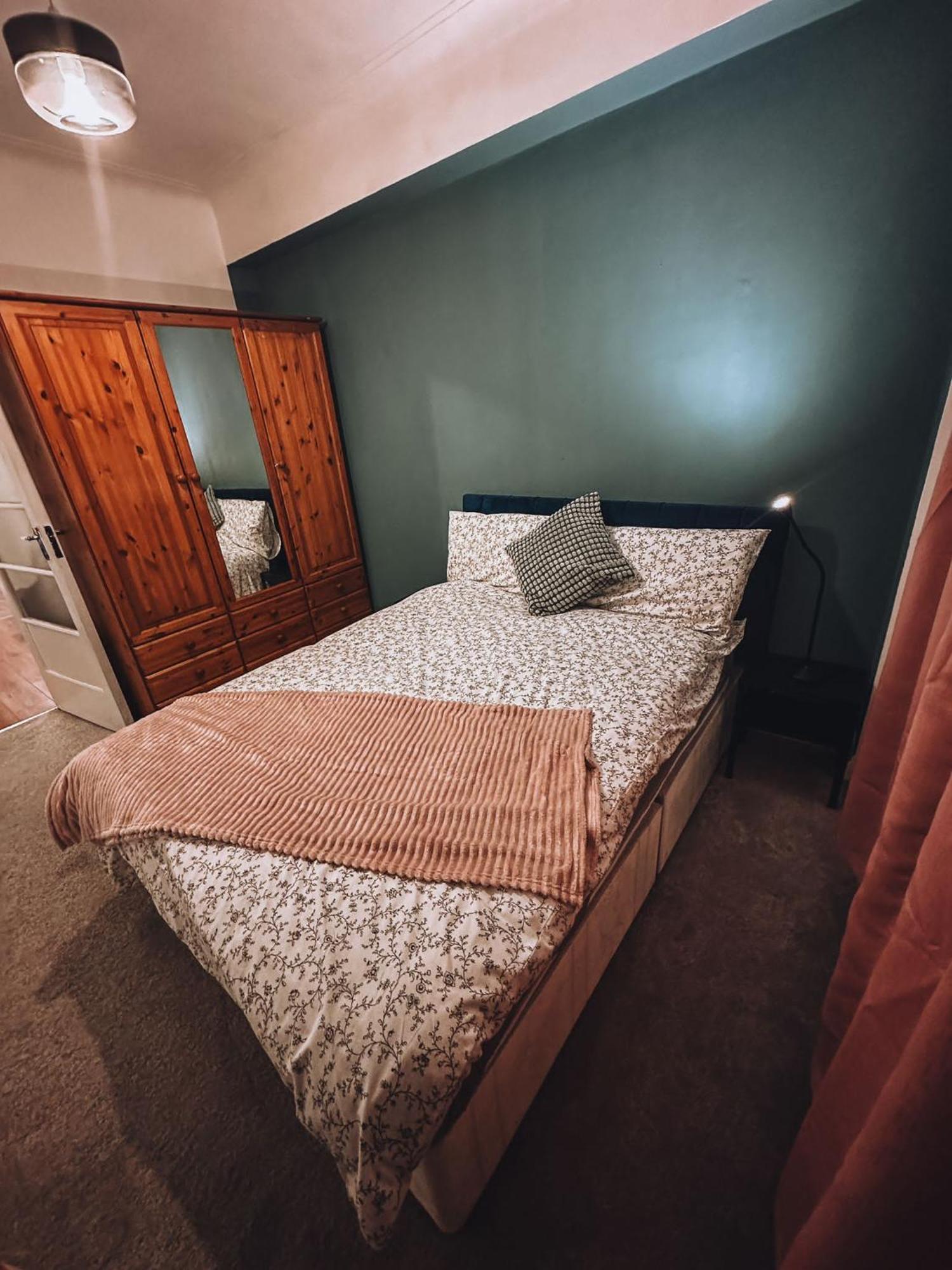 Cosy 2 Bedroom Apartment In Swiss Cottage. Лондон Экстерьер фото