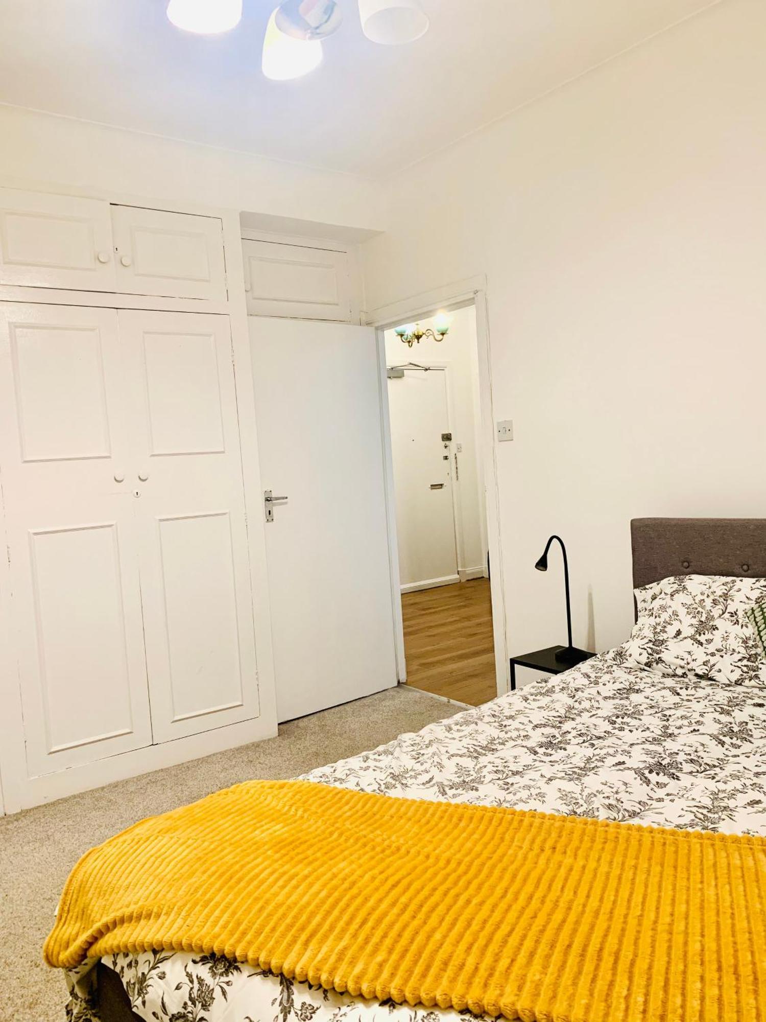 Cosy 2 Bedroom Apartment In Swiss Cottage. Лондон Экстерьер фото